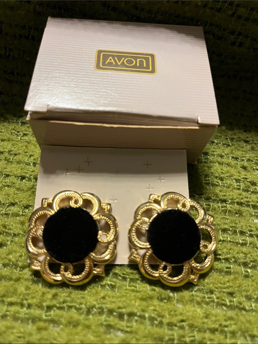 Vintage 1990 Avon pierced earrings